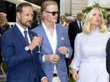 El Rey Haakon, Marius Borg y su madre, la Reina Mette-Marit