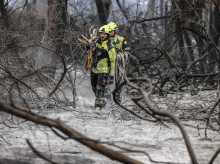 Varios bomberos realizan labores de extinción de incendios, en El Saler, Comunidad Valenciana (España)