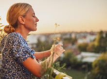 Mujer, al sol al empezar el día