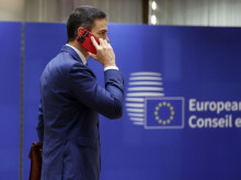 Pedro Sánchez, hablando por su teléfono móvil