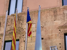 La bandera estelada, en el mástil donde debería estar la bandera española