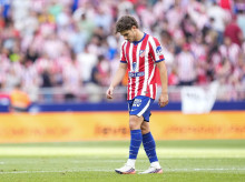 Julián Alvarez abandona cabizbajo el terreno de juego del Metropolitano