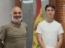 El príncipe Simeón de visita en el Mando de Operaciones Especiales junto al Comandante Terencio Pérez veterano Boina Verde - Cedida