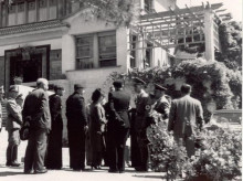 Nazis a la entrada de la Casa Casas