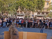 Captura de uno de los vídeos en redes sociales de la batalla de aura en la Plaza del Ayuntamiento de Valencia