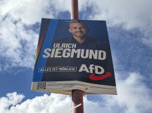TANGERMÜNDE, 05/09/2026.- El candidato a primer ministro de la formación  Alternativa para Alemania (AfD) en Sajonia-Anhalt, Ulrich Siegmund, tiene su bastión en Tangermünde, localidad de unos 10.000 habitantes donde muchos le conocen y no temen a un político presentado como "el hombre más peligroso" del país y cuyo partido las autoridades consideran extremista. Siegmund es el vecino más famoso de Tangermünde, algo a lo que ha contribuido su liderazgo de AfD en la campaña en Sajonia-Anhalt, donde, según las encuestas, le espera una victoria segura el domingo que podría traducirse incluso en una mayoría absoluta que le abriría las puertas a convertirse en jefe de Gobierno de este estado federado. EFE/ Salvador Martínez