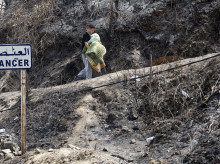 Voluntarios entregan ayuda a las víctimas de los incendios forestales en la localidad de Nador