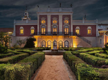 Fachada iluminada de noche de la Pousada Palacio Estoi