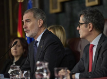 Felipe VI y el ministro de la Presidencia, Relaciones con las Cortes y Justicia, Félix Bolaños, en una imagen de archivo