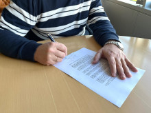 Una persona firma un contrato de trabajo.