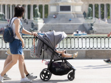 Una madre pasea a su hijo por el parque de El Retiro (Foto de archivo)