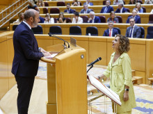 La senadora del PSOE María Jesús Montero (d) realiza el acatamiento de la Constitución durante el pleno del Senado que se celebra este martes, en Madrid. EFE/ Rodrigo Jiménez