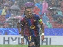 Raphinha celebra el 1-0 bajo la lluvia de Barcelona
