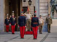 El Jefe de Estado Mayor del Ejército de Tierra, Amador Enseñat y Berea, preside el acto de renovación del juramento a bandera del Suboficial Mayor Jiménez Mérida con motivo de su pase a la reserva