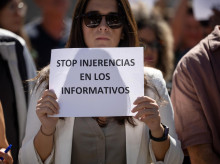 Trabajadores de los informativos de RTVE protestan este viernes en la sede de RTVE en Torrespaña, Madrid.