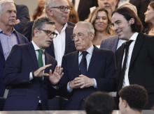 El presidente del Real Madrid, Florentino Pérez (c), conversa con el ministro de la Presidencia, Justicia y Relaciones con las Cortes, Félix Bolaños (i), en el palco