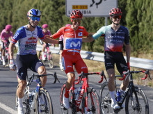 Enric Mas (c), del Movistar, junto al segundo y tercer clasificado, en la 21 y última etapa de la Vuelta ciclista España