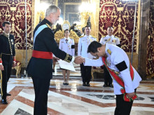 Don Felipe recibe al nuevo embajador de Tailandia, Cheevindh Nathalang, que lleva el brazalete de luto por la Reina Madre Sirikit, fallecida hace un año