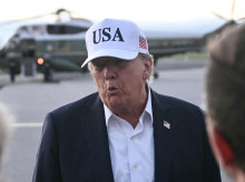 El presidente estadounidense Donald Trump habla con los medios de comunicación antes de abordar el Air Force One para partir del aeropuerto de Shannon, en el oeste de Irlanda