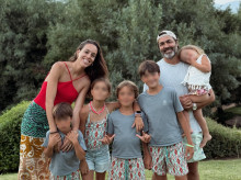 Marta, conocida en redes como @mommyseeker, junto a Álvaro y sus cinco hijos, cuyos rostros nos piden no compartir