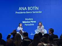 Ana Botín (dcha.) y la periodista Monica Pérez (izq.)