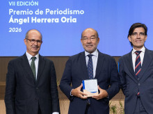 Ángel Expósito durante la entrega del premio junto al rector, Higinio Marín (izquierda) y el decano de la Facultad de Humanidades y Ciencias de la Comunicación, José Amiguet (derecha)