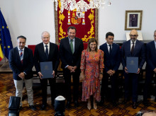 La firma del convenio, con Óscar Puente junto a la presidenta de Cantabria y otras autoridades