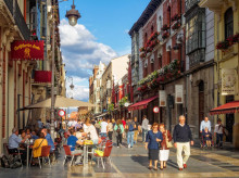 Varias personas disfrutan de una soleada tarde en la calle Ancha de León