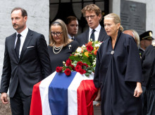 El Rey Haakon encabeza la llevada del féretro con los restos mortales de la Princesa Astrid de Noruega