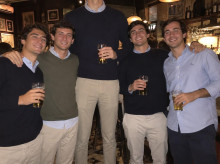 Un grupo de amigos con un amigo muy alto que no aparece en la imagen