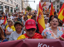 Esta marcha, que ha convocado Sociedad Civil Española (SCE), entidad que aglutina a más de 150 asociaciones civiles, arrancó en la Plaza de Cibeles de Madrid y el recorrido fue por la calle Alcalá, Gran Vía, Princesa para concluir en el Arco de la Victoria, en Moncloa.