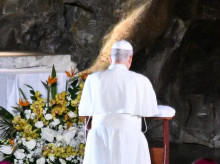 Pope Leo XIV reacts as he is welcomed upon landing at the Tarbes-Lourdes-Pyrenees International Airport, in Tarbes, southwestern France, on September 26, 2026 to travel to Lourdes, the second leg of his papal visit to France. (Photo by Valentine CHAPUIS / AFP)