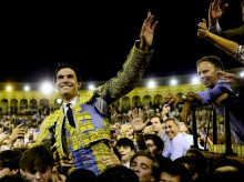 Pablo Aguado, a hombros de camino a la Puerta del Príncipe