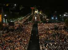 León XIV en la procesión de las antorchas en Lourdes