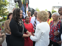 Doña Sofía con Jane Henderson, tataranieta de una esclava liberada