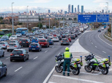Agentes de la Guardia Civil vigilan la entrada a Madrid