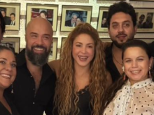 Shakira con el equipo del Corral de la Morería
