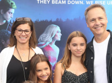 Kim Painter, Nixie Barbara Lowe, Fiona Helper Lowe, Kim Lowe, Mabel Painter Lowe y Chad Lowe en el estreno de la película  Zombies 3 en el Barker Hangar de Los Ángeles