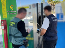 Agentes en una estación de servicio

REMITIDA / HANDOUT por GUARDIA CIVIL
Fotografía remitida a medios de comunicación exclusivamente para ilustrar la noticia a la que hace referencia la imagen, y citando la procedencia de la imagen en la firma
01/10/2026