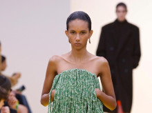 Una de las modelos de Loewe en el desfile de París