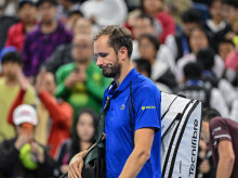 Medvedev abandona cabizbajo la pista tras ser descalificado por darle un pelotazo a un aficionado
