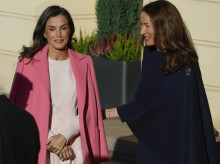 HELSINKI, 06/10/2026.- La reina de España, Letizia Ortiz, conversa con la primera dama de Finlandia, Suzanne Innes-Stubb (d), durante la ceremonia de bienvenida en el Palacio Presidencial, este martes en Helsinki, en el marco del viaje de Estado a Finlandia. EFE/ J.J. Guillén