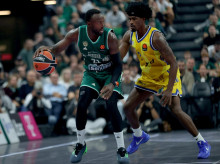El jugador del Panathinaikos Jerian Grant (I) en acción contra el jugador de Maccabis Tel Aviv, Jimmy Clark III (D)