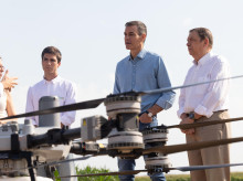 El presidente del Gobierno, Pedro Sánchez (2d), y el ministro de Agricultura, Pesca y Alimentación, Luis Planas (d)