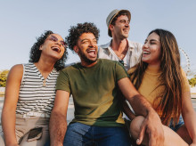 Un grupo de jóvenes riendo