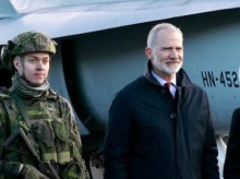 El Rey y el presidente de Finlandia, durante la visita al Ala Aérea de Laponia