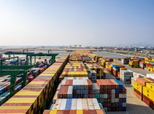 Contenedores apilados en la terminal de carga internacional del puerto de Jiangyin, en Fuqing.