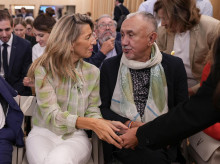 La vicepresidenta segunda y ministra de Trabajo y Economía Social, Yolanda Díaz conversa con el secretario general de UGT, Pepe Álvarez