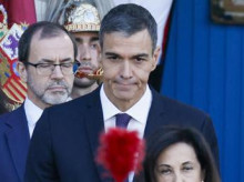 El presidente del Gobierno junto a la infanta Sofía, la princesa Leonor, la reina Letizia, el Presidente del Gobierno, Pedro Sánchez, y la ministra de Defensa, Margarita Robles, El alcalde-presidente de la Ciudad Autónoma de Ceuta, Juan Jesús Vivas, durante el tradicional desfile militar por las calles del centro de Madrid en el que participan casi 4.400 militares, 144 vehículos, 39 motos, 50 aviones y 32 helicópteros, este lunes Día de la Fiesta Nacional.- EFE/ Ballesteros