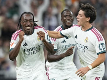 Los jugadores del Real Madrid celebran el gol de Yan Diomande ante el Villarreal